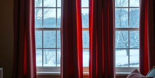 Zasłony grubsze na zimę — kiedy warto wybrać ciężkie tkaniny dla lepszej izolacji i komfortu